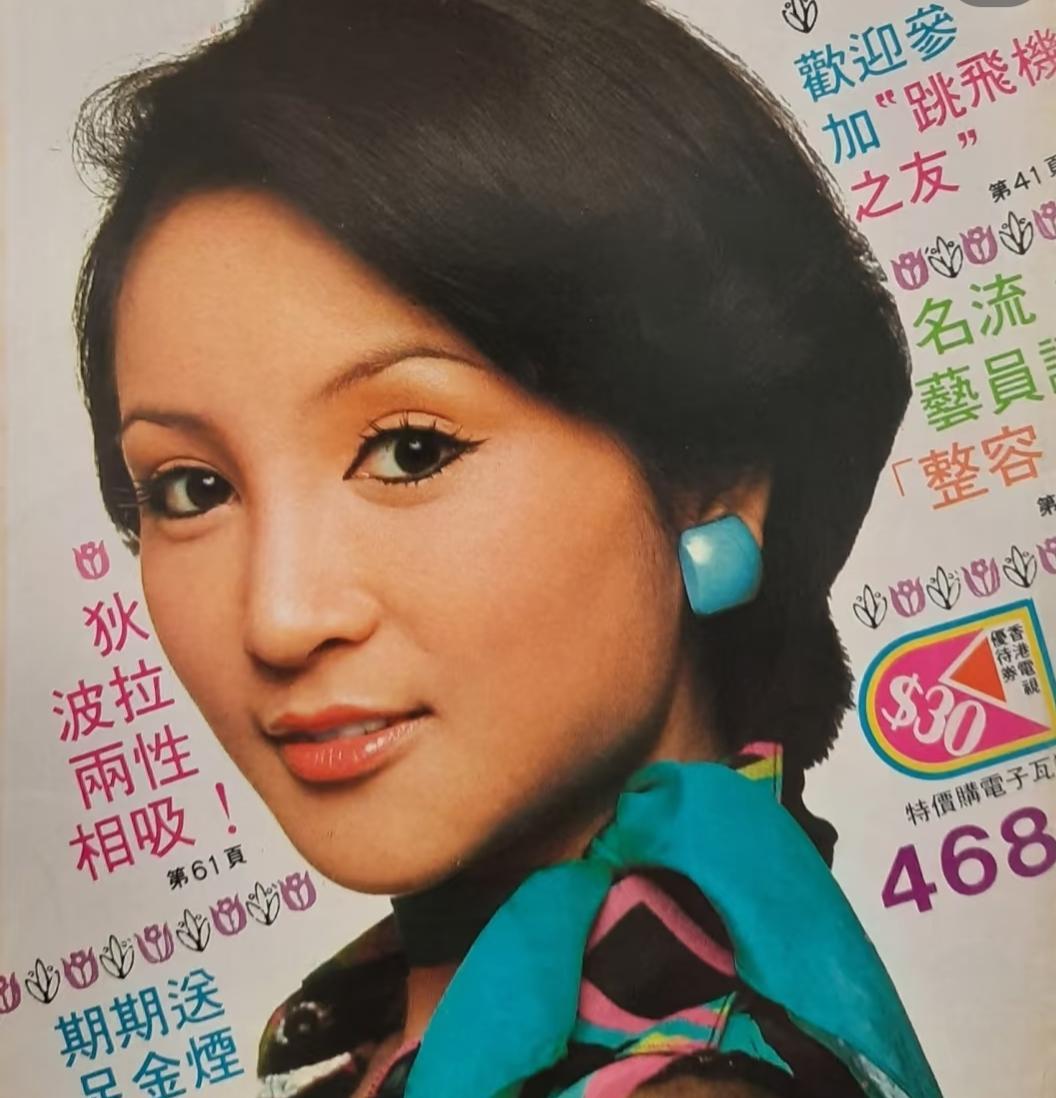 《1982年合影：2岁谢霆锋骑谢贤肩头，狄波拉孕肚伴旁，一家曾其乐融融》
