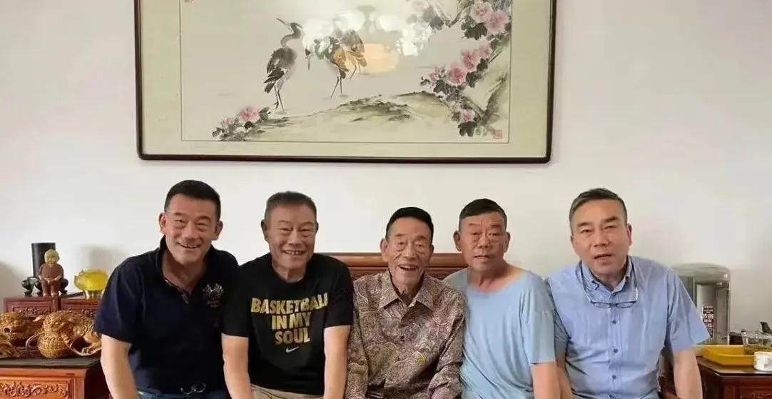 相声演员杨少华走了，网上评论挺多的，主要是因为这老爷子上午还去一个饭店参加活动呢