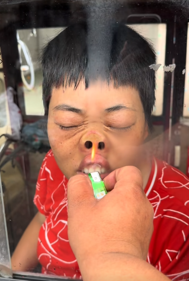 阿姨口渴了，一直在喊:买个雷碧，买个雷碧……
