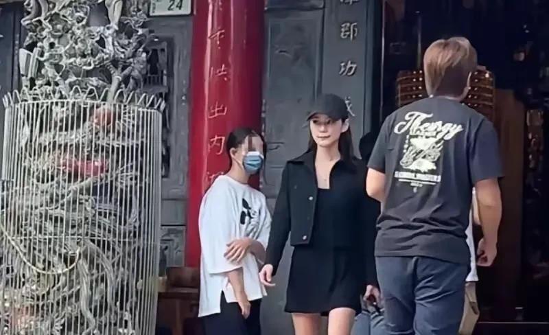 不知道大家在图中看到了什么，我看到了马筱梅的冷漠和小玥儿的抗拒。
马筱梅应该是去