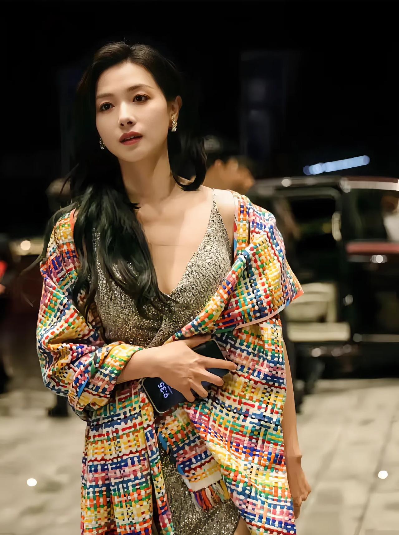 出生于1982年的万茜，给我的印象都是短发美女的形象，干练利落飒姐范。
然而，这