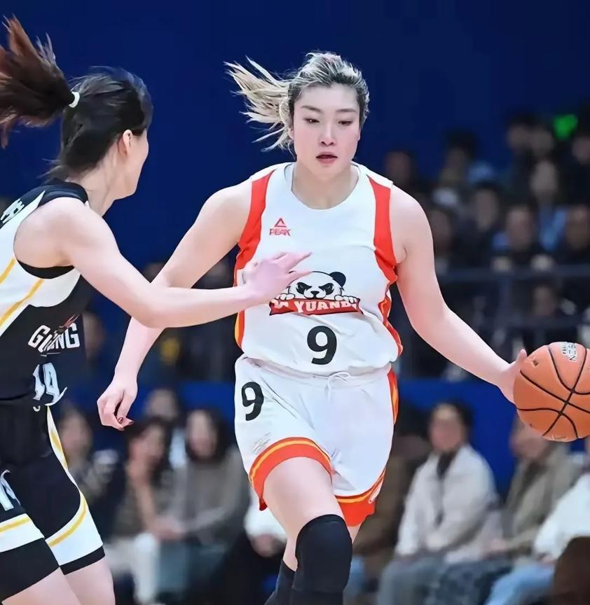 四川蜀道远达主场惨败东莞新彤盛，比分83-90。
1. 前三节两队势均力敌，第四