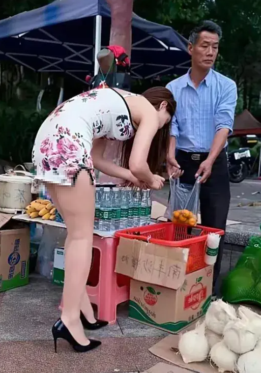 你瞧你把大叔吓的，都不敢正眼看你了