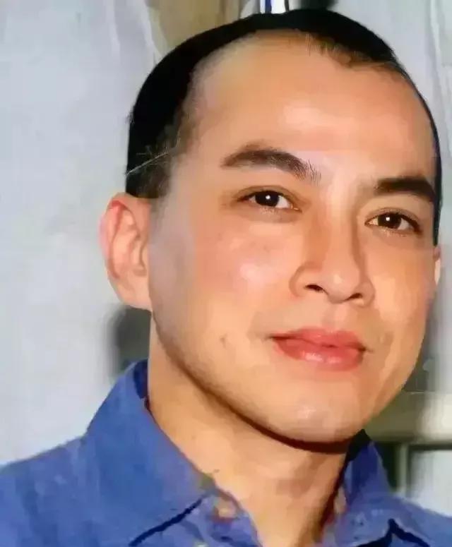 第1张相片是西哈莫尼国王40多岁的相片，后面是朱拉尼现在的相片，也就是42岁的相