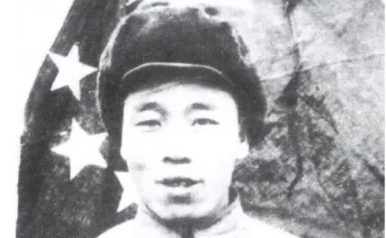 1951年，在朝鲜战场上，20辆美军坦克向我军阵地驶去。我军炮兵还没接到开炮命令
