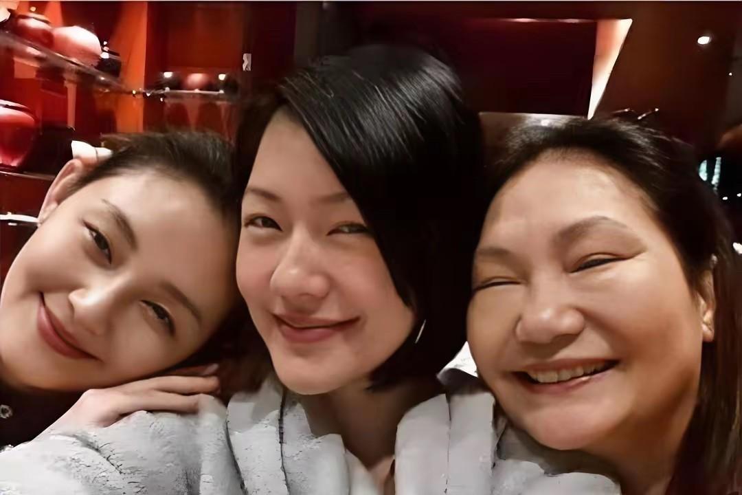大s珠宝真的丢了？
很多传闻不知道在哪里出来的，反正上一个爆料热度没了，下一个又