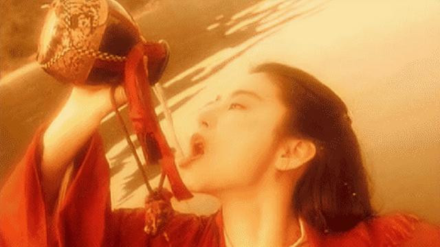 林青霞的美并不是自己标榜的，而是大众认可的，她对于外貌其实有些不以为然，也并不觉得自己长得有多么突出