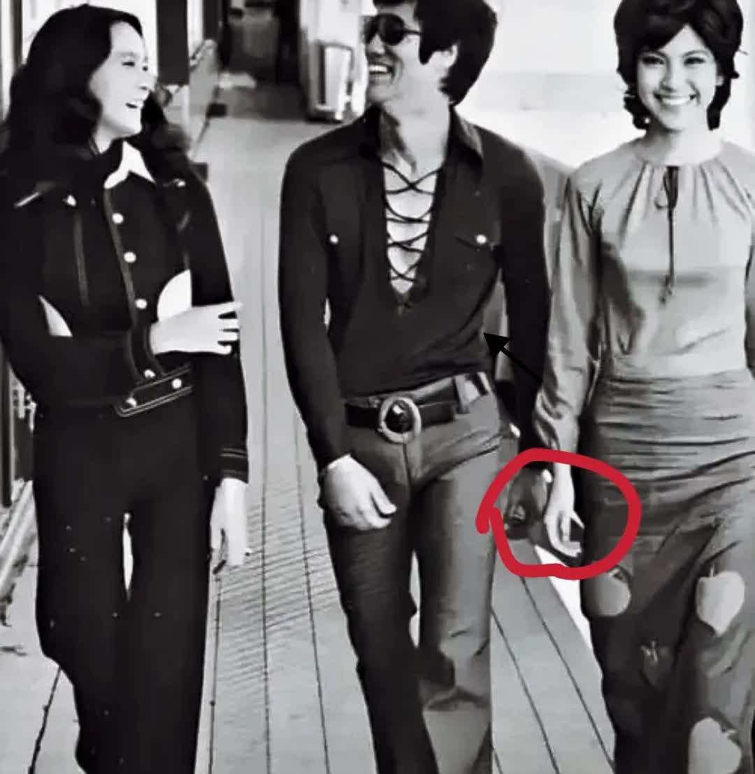 李小龙艳福不浅！

右边美女是丁佩，是当时李小龙公开的情人，李小龙正是

