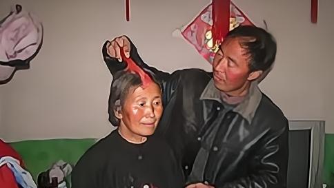 2002年，河北一教师下班途中遇见了一个聋哑老太，出于同情把她带回了家，之后老人