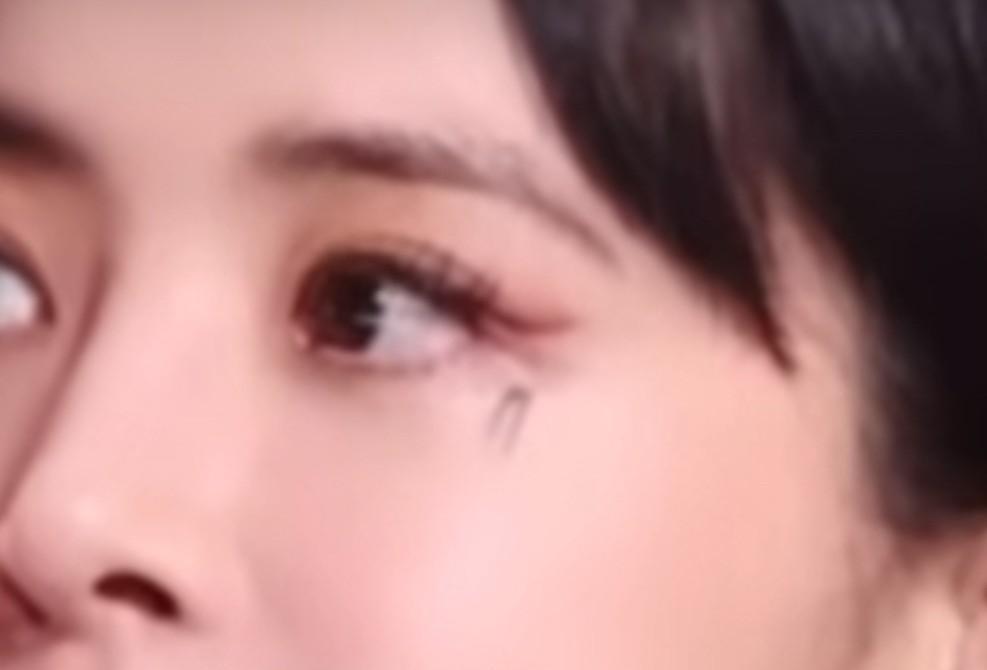 蔡依林参加活动，睫毛居然掉了！