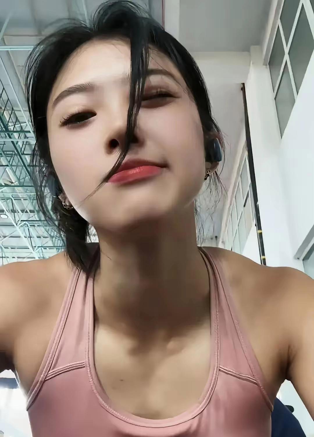 吴燕妮张扬吗？张扬吗？张扬吗？我觉得她很张扬，就喜欢她这股劲儿！！！
不得不说，