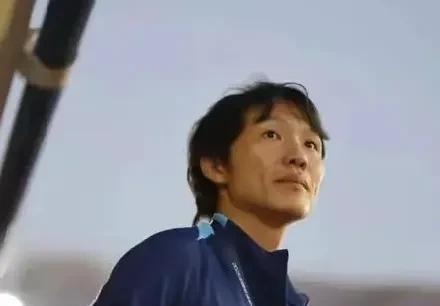 明天山东泰山和武汉三镇的比赛，我预测济南主场不会超过8000人
       6