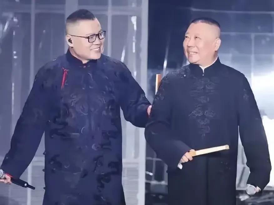 岳云鹏演唱会上，老郭站台捧场，说了段笑话。
他说他不愿意来，后来小岳岳说门票分给