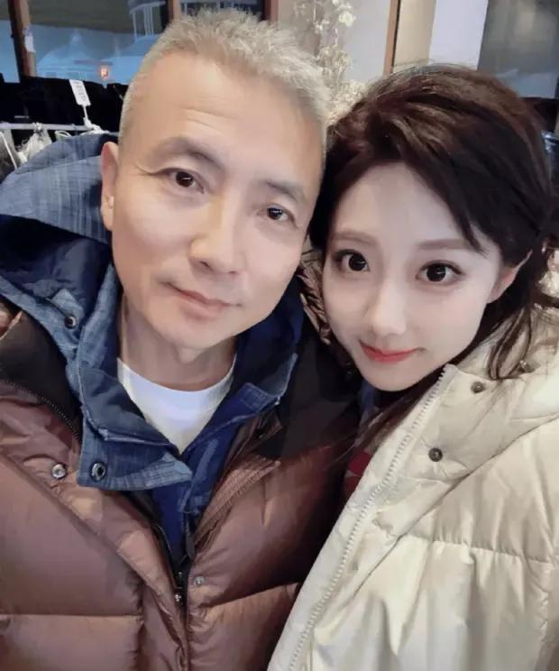 歌手李艺彤爸爸在张艺谋剧组当群演！一天100元酬劳。6月23日，歌手李艺彤在社交