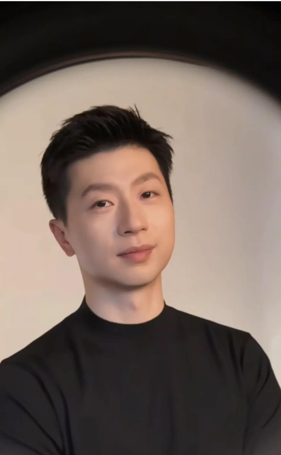 每次看到马龙都有一种神奇的感觉，就是跟某个演员很像，长得很像，气质各方面也很像，