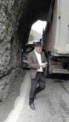 看不懂了，这两辆车是怎么严丝合缝挤进去的？中间一点缝隙都没有，大货车司机不知道能