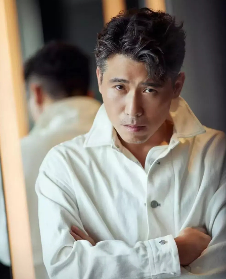 我怀疑过李乃文在作秀  

也怀疑过李乃文在立人设  

万万没想到，他持续做公
