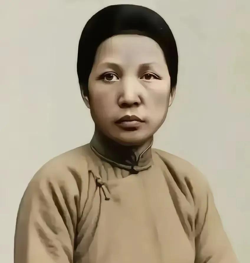 世界上的母爱是最伟大的，
她生育了一个平凡的人，可她培养成就了一位伟人，母亲伟大
