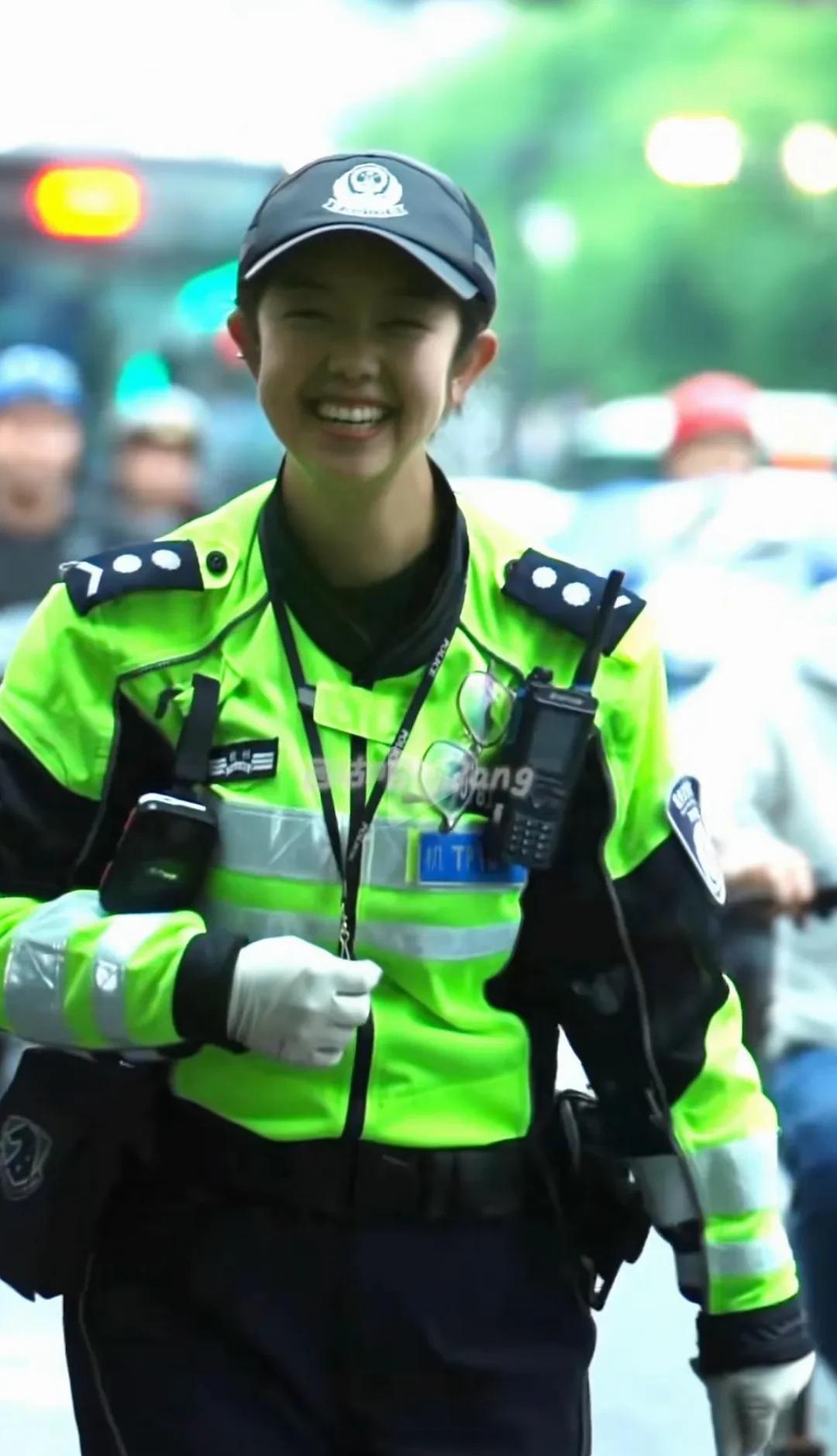 心酸又感动！杭州外卖小哥违章没处理被交警小姐姐拦下，小哥的回答令小姐姐心疼，小姐