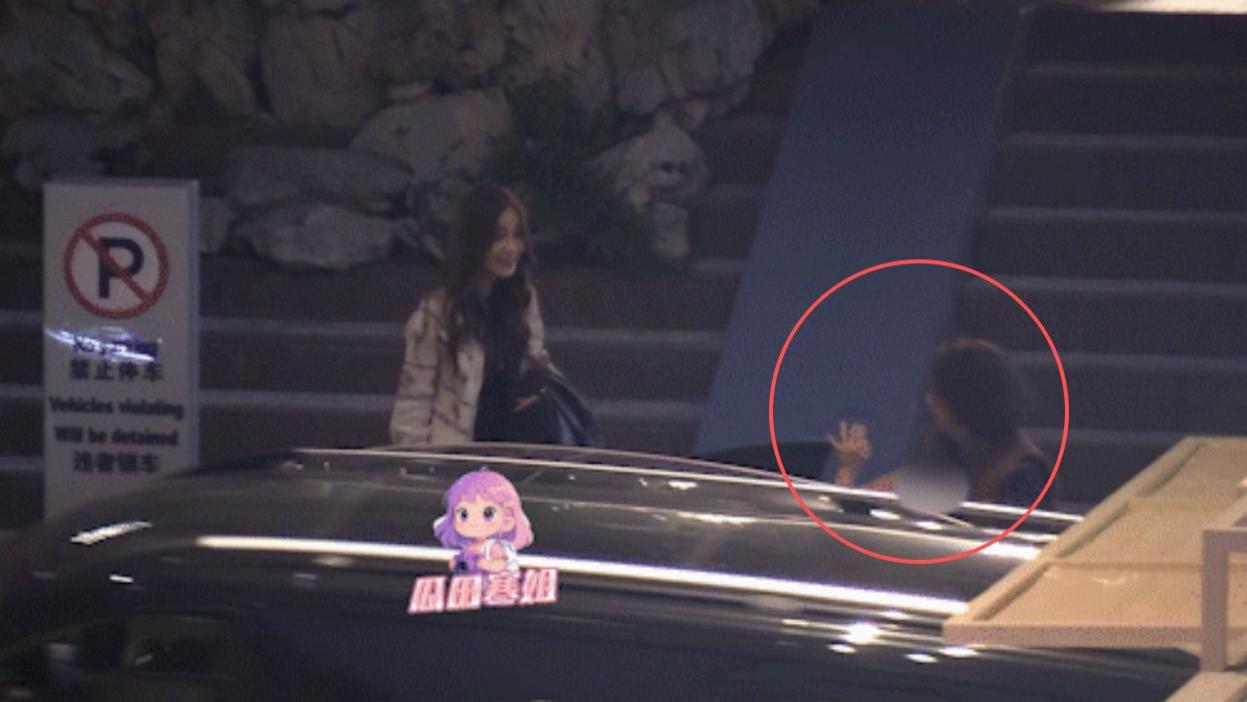 杨颖带小海绵和黄晓明妈妈聚餐，全程氛围融洽，疑好事将近