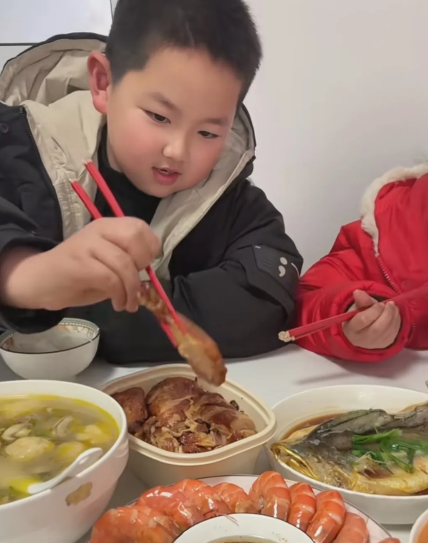 厉害了！江苏一6岁男孩带女同学回家，千叮咛万嘱咐，让老妈鸡鸭鱼肉全买回来，别寒酸