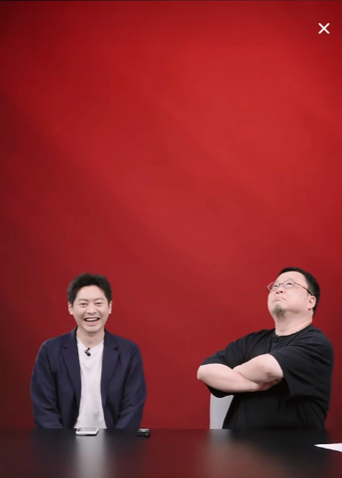 罗永浩今晚直播总是低头看手机，原来是他又上微博热搜了！

今晚的直播中，有网友问
