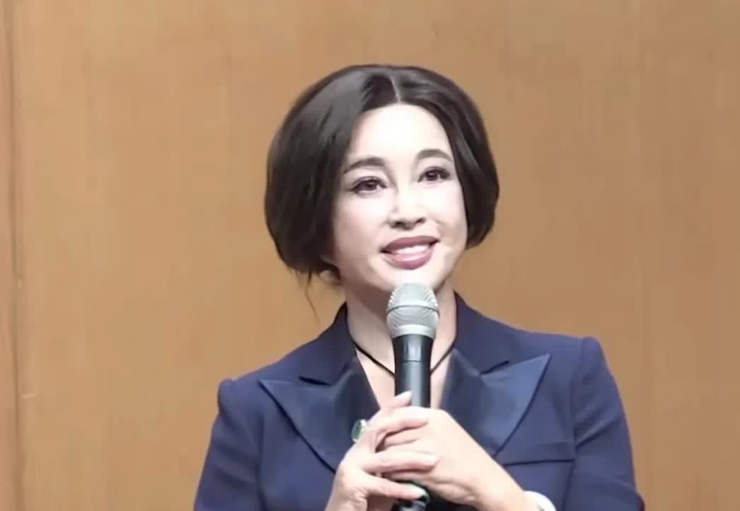 我闺蜜看了刘晓庆的视频
她沉默了好一会儿才说话
她突然道：刘晓庆这么刚？她居