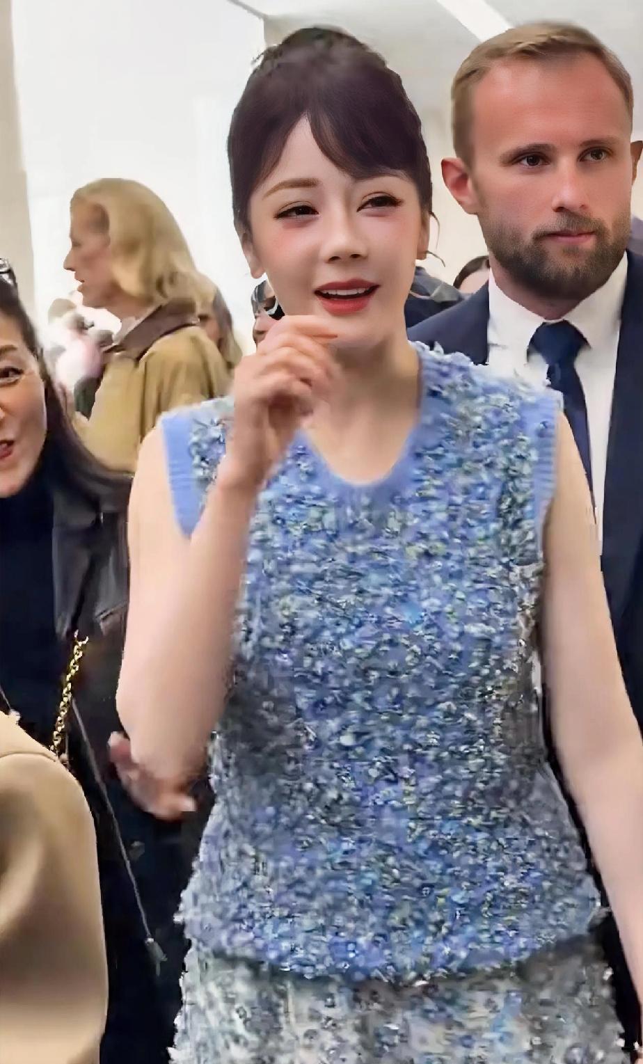 这居然是迪丽热巴[泪奔]
衣服和妆造真的很难评，
只能说女神怎样都很美，
哈哈哈