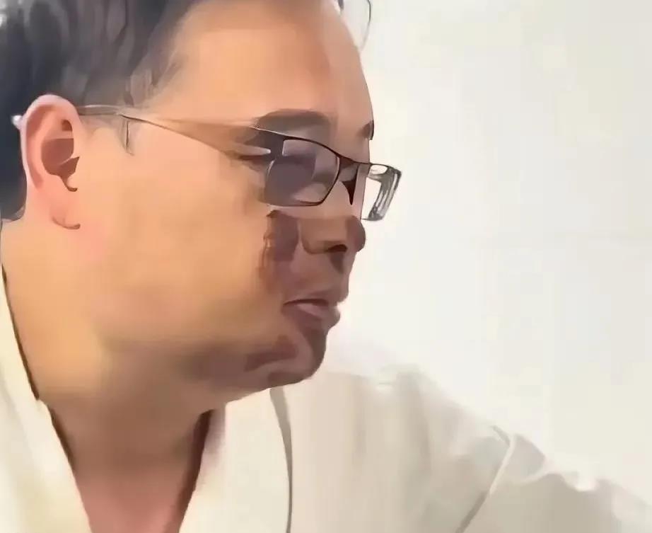 一男子，骑电动自行车上班，摔伤了。
这事儿在圈里传开，直接成圈里最新笑话！同事都