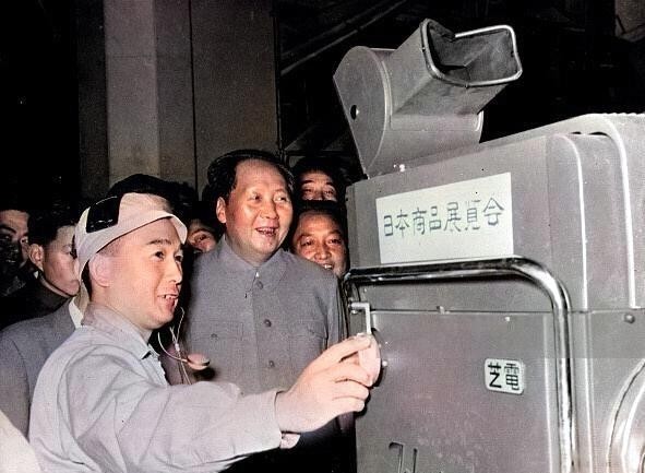 毛主席自己不仅不抵制日货，还对日货给予高度赞赏。1956年，毛主席来到北京展览馆