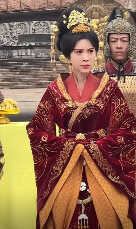 49岁的金巧巧也“沦落”到拍短剧了。她戴着廉价的发饰，看得让人心酸。现在的她人中