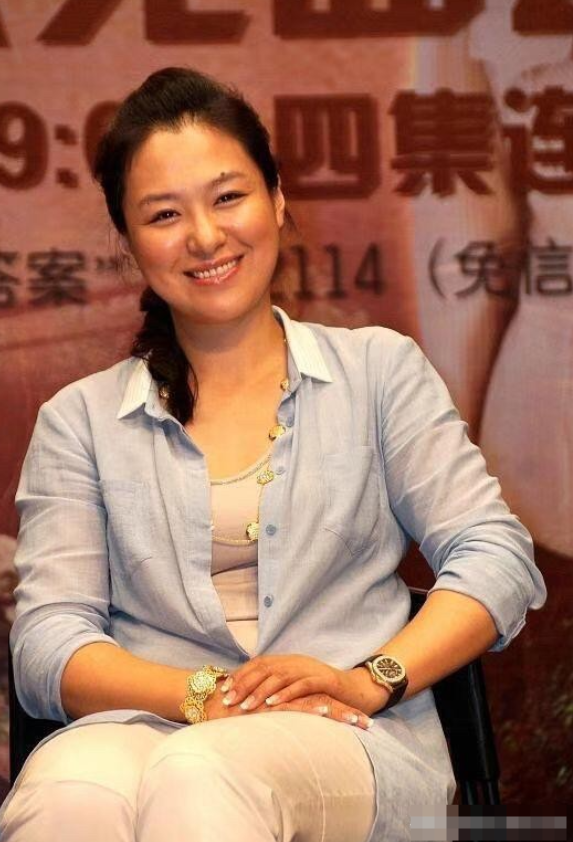 我有点想不明白，照片中的这位演员，明明长相不出众，没有朱琳好看，身材也这么的胖。