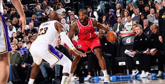 真的受不了快船主教练了，毫无战术掩护出来的轻松机会，球球靠个人能力创造机会，球球