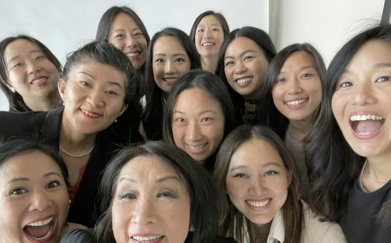 为啥去了美国以后，亚洲女性的妆容都变得非常的刻板印象？
感觉都是一个模子出来的，