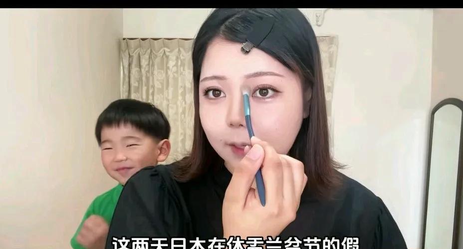 阿雅很带人缘，活力满满，打扮得干干净净，也非常有礼貌。粉丝喜欢看她的视频，都是因