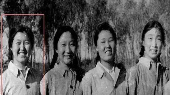 70年代傅莹年轻时，一张罕见的留影，从下乡知青到外交“铁娘子”