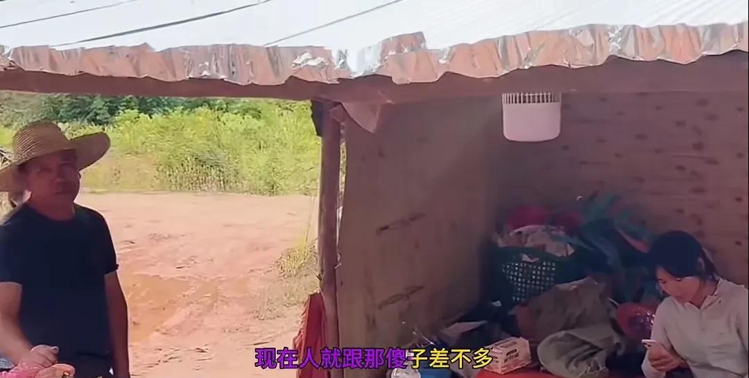 “现在这人就跟那傻子差不多”，老陈这话真不应该。
小陈正在工棚直播，门口走来一位