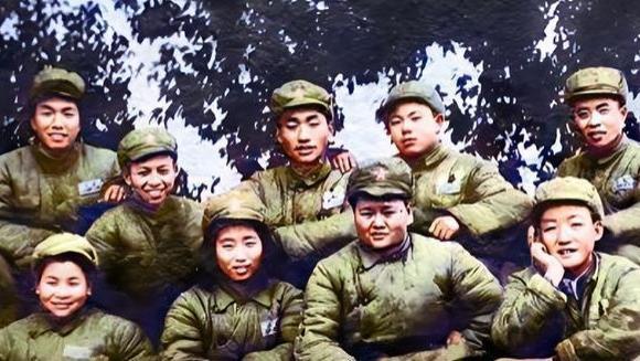 50年代，农民斗地主真实影像，地主被死死绑住，面若死灰！