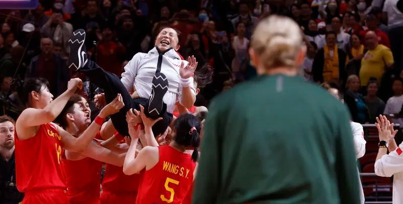 家门口输给日本二队
热身三连败，三分命中率狂掉十位数
亚洲杯又被19岁新人单点爆