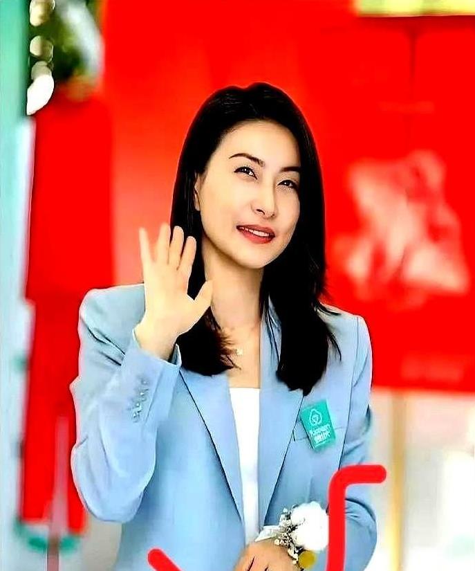想当年霍家分那300亿家产的时候，火药可重了，眼看着就要打起来。
结果郭晶晶一句