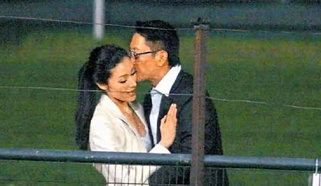 老照片：昔日，许晋亨和李嘉欣谈恋爱时，两个人情难自禁，在马场边激情热吻。当时，许