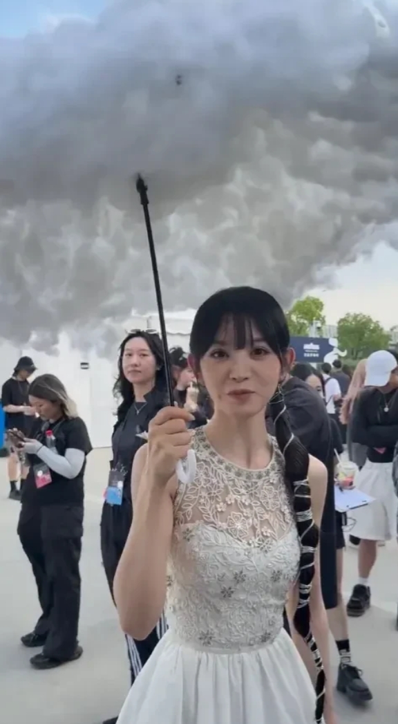 电视上看着一般般，真人巨漂亮。

不呢不说，这雨伞炫得……我竟然哑口无言。[哈哈