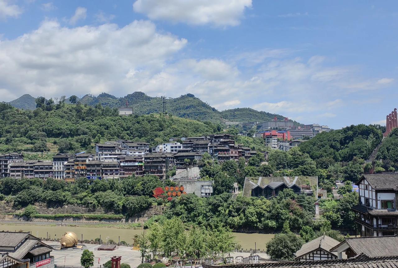烈日炎炎，重发茅台镇。此地比贵阳热许多。
