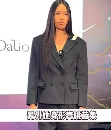 张庭的女儿，一种东南亚的美。别看长相不太出众，走在T台上真的特别有范儿。