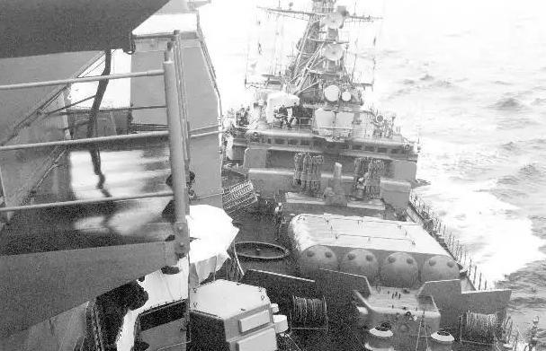 1988年，在黑海，美国海军9500吨级的“约克城”号导弹巡洋舰，带着3000吨