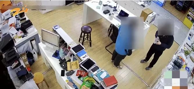 近日浙江杭州，女子手机店里缺货，从同行那调了一部6900元的苹果手机，下单了秒送
