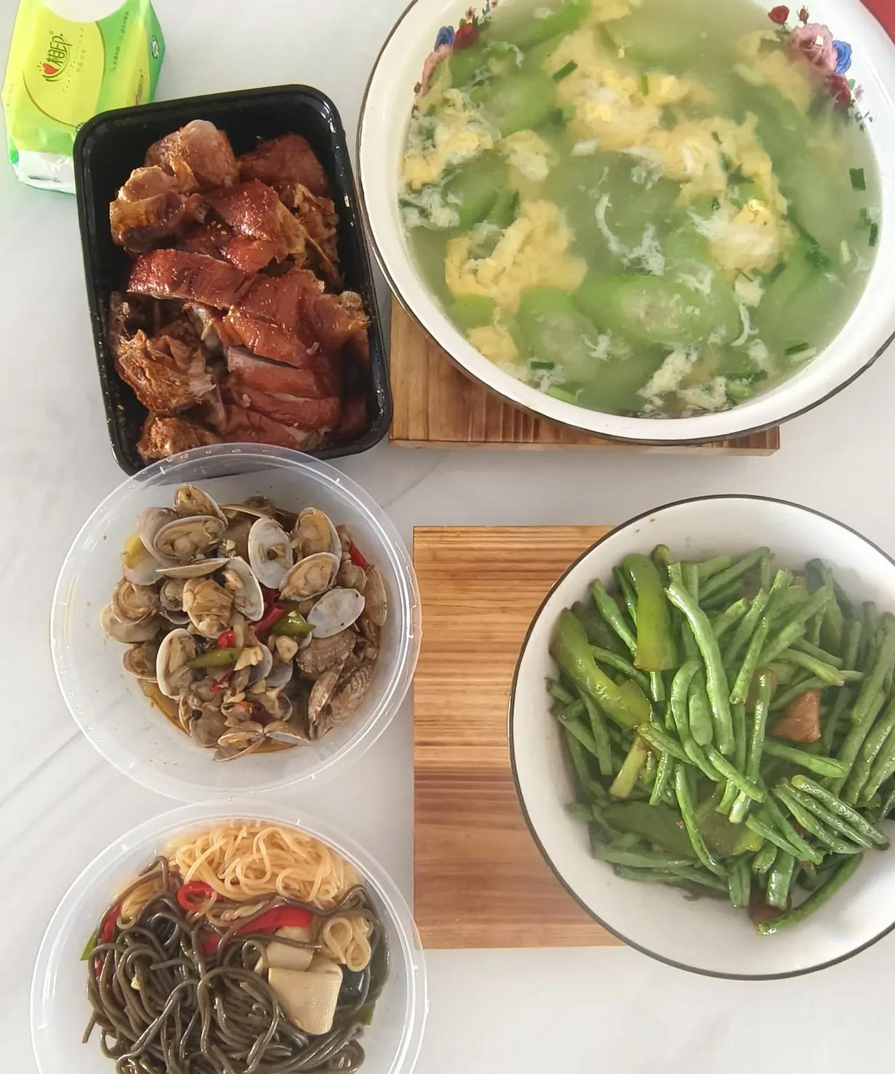 俺弟今年三十五，
小我三岁，每次跟我弟媳吵架，
我弟媳就给我打电话告状。
我这暴