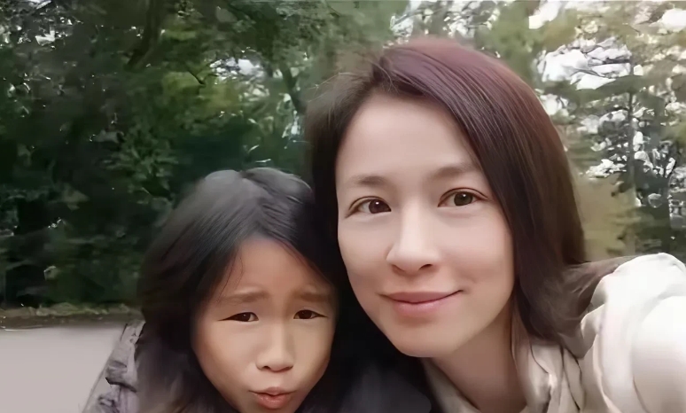 当妈哪能忍？张庭为女儿怒怼键盘侠！

张庭15岁的女儿晒自拍，被骂“丑出天际”，