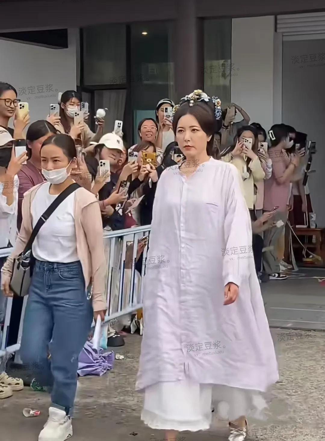 才发现演员曾黎也不咋高啊？看她也老了，没有以前的一点影子了，整个脸上五官都是下垂