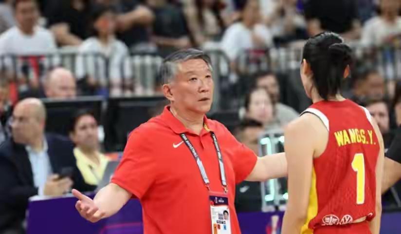 #如何用一句话来评价中国女篮#
在宫指导手里，
中国女篮已走下巅峰，
正走在一条